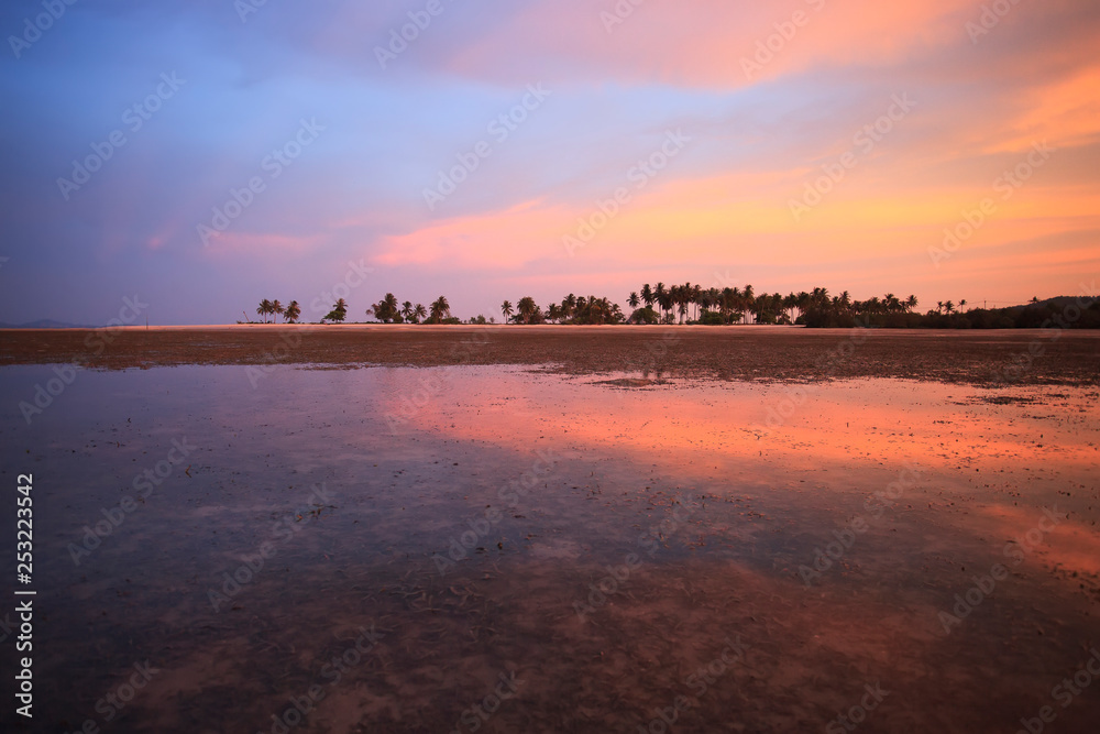 Naklejka premium the man at sunset over lake