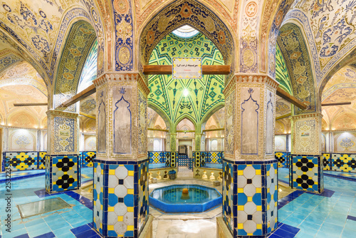 Cuadro en lienzo Octagonal dressing hall with pool at Sultan Amir Ahmad Bathhouse