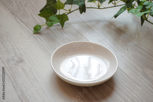 A white dish on the table. テーブルの上の白い皿