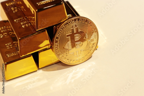 Bitcoin and gold bars, Virtual currency, Block chain