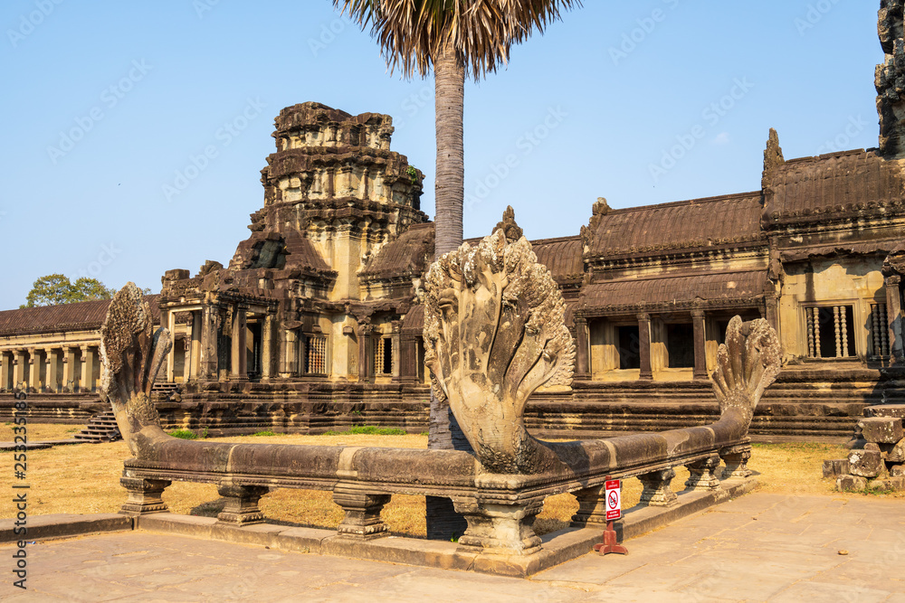 Obraz premium West gate (Gopuram) of Angkor Wat temple with serpent railing