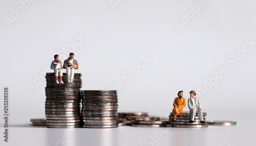 Fotografi Coins and miniature people