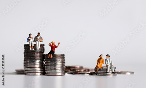 Canvastavla Coins and miniature people