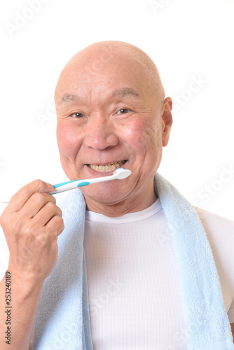 歯磨きをしている日本人シニア