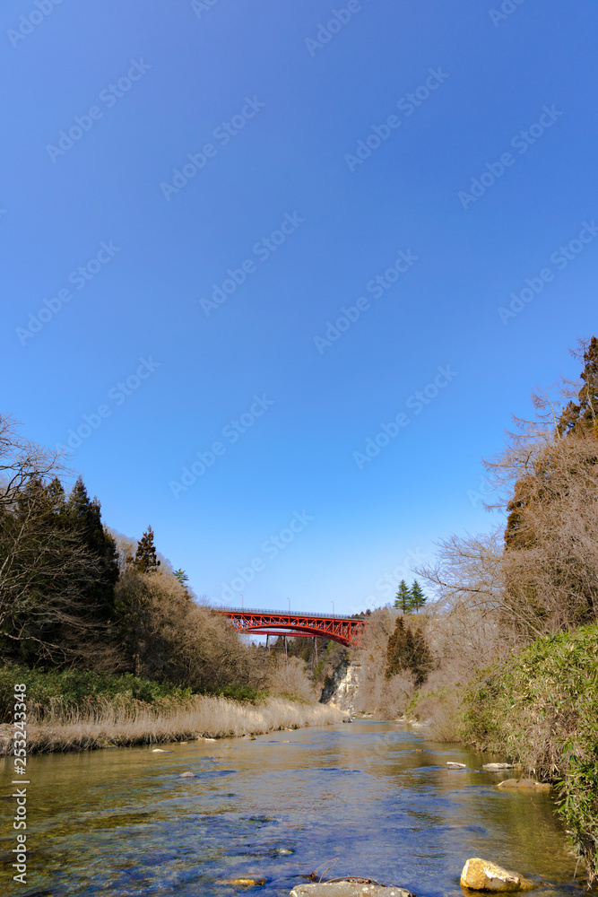 Obraz premium 春を待つ広瀬川と熊ヶ根橋