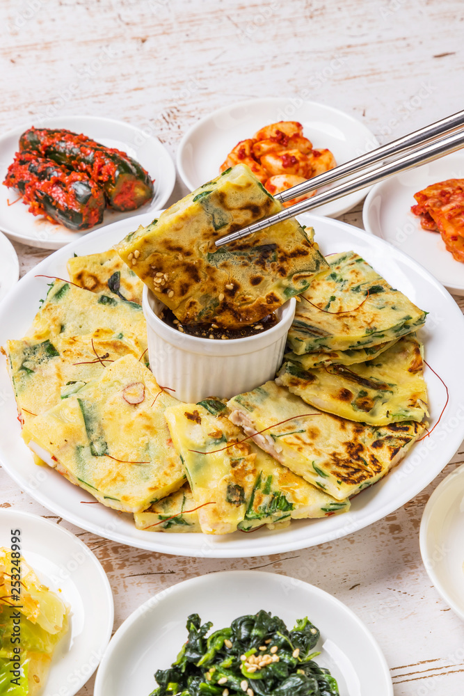 チヂミ　韓国グルメ　アジアのお好み焼き jijim and iron pan Korean food