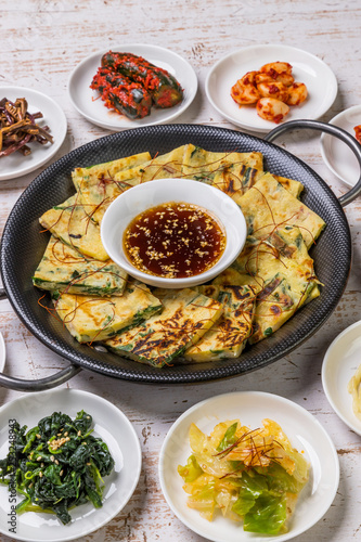 チヂミ 韓国グルメ アジアのお好み焼き jijim and iron pan Korean food