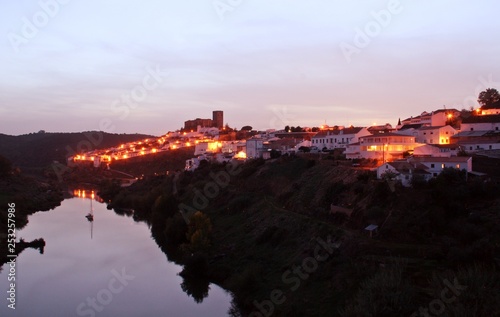 Vista panorámica al atardecer de Mértola, Distrito de Beja, Alentejo, Portugal. © AngelLuis