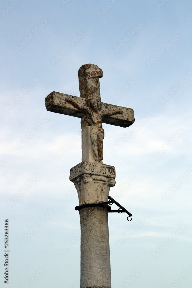 Cruz católica de piedra en Mértola, junto a la iglesia de Nuestra Señora de la Asunción (Nossa Senhora da Assuncao). Portugal.