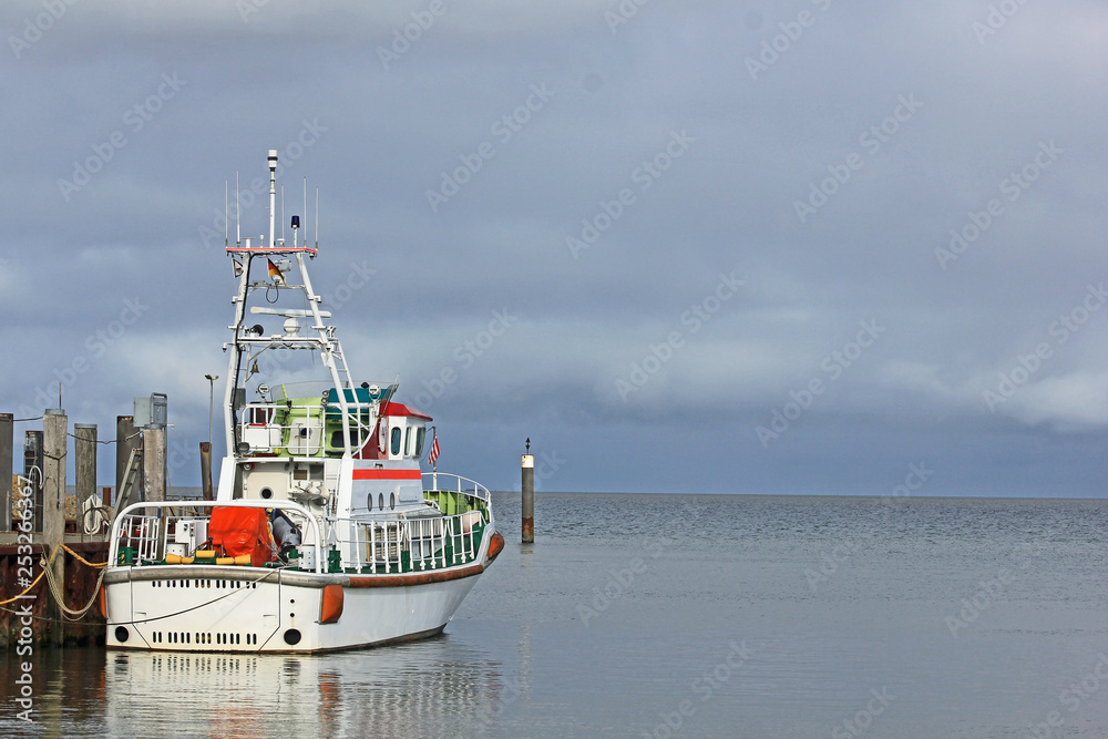 Obraz premium Seenotkreuzer im Hafen Strucklahnungshörn (Nordstrand, Schleswig-Holstein)