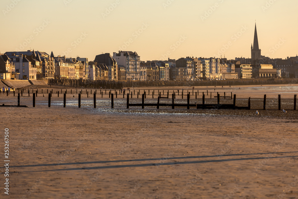  Beach in the evening sun and buildings along the seafront promenade in Saint Malo. Brittany, France