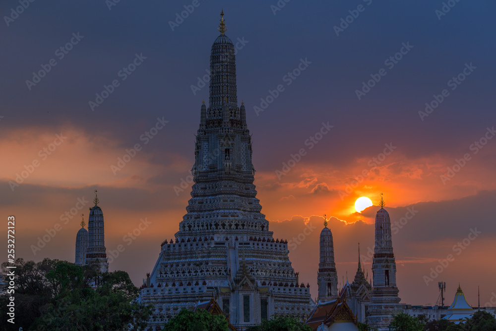Twilight wallpaper in the evening,the sun going back to the horizon,Wat Arun Ratchawaramaram is a temple along the ChaoPhraya River is an important place and a beautiful tourist destination in Bangkok