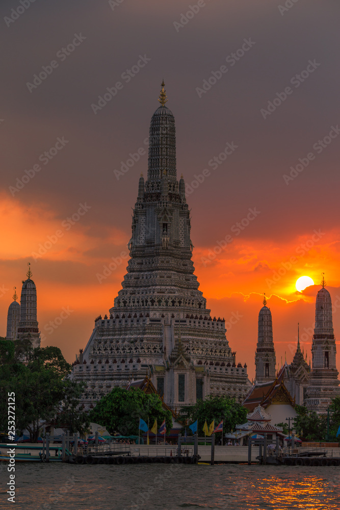 Fototapeta premium Twilight wallpaper in the evening,the sun going back to the horizon,Wat Arun Ratchawaramaram is a temple along the ChaoPhraya River is an important place and a beautiful tourist destination in Bangkok