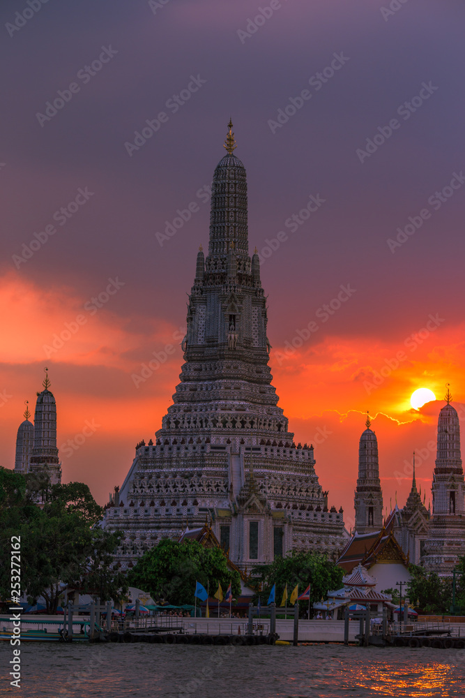 Fototapeta premium Twilight wallpaper in the evening,the sun going back to the horizon,Wat Arun Ratchawaramaram is a temple along the ChaoPhraya River is an important place and a beautiful tourist destination in Bangkok