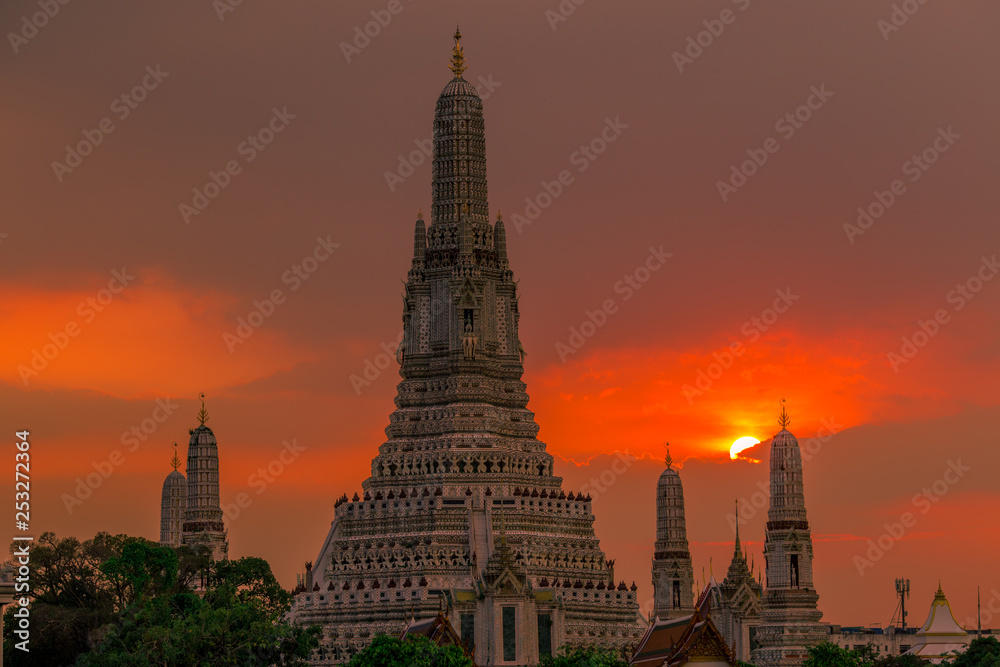 Fototapeta premium Twilight wallpaper in the evening,the sun going back to the horizon,Wat Arun Ratchawaramaram is a temple along the ChaoPhraya River is an important place and a beautiful tourist destination in Bangkok