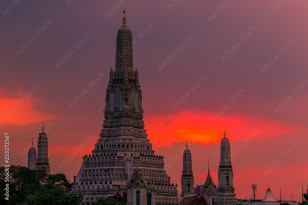 Fototapeta premium Twilight wallpaper in the evening,the sun going back to the horizon,Wat Arun Ratchawaramaram is a temple along the ChaoPhraya River is an important place and a beautiful tourist destination in Bangkok