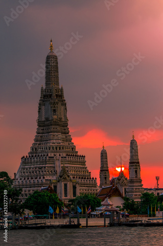 Twilight wallpaper in the evening the sun going back to the horizon Wat Arun Ratchawaramaram is a temple along the ChaoPhraya River is an important place and a beautiful tourist destination in Bangkok