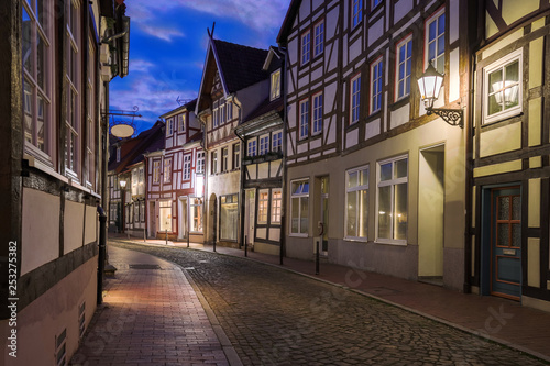 Fototapeta Naklejka Na Ścianę i Meble -  Altstadt Gasse in Hameln entzerrt am Abend