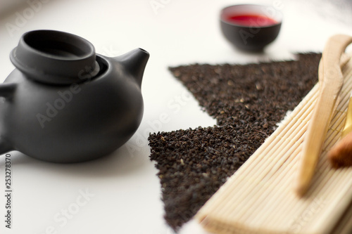 Oolong tea fresh red tea in a cup and black tea scattered in the shape of mountains