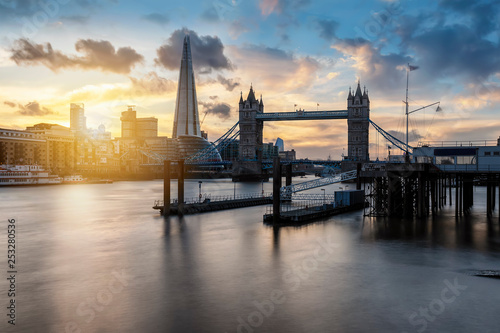 Blick auf die Tower Bridge an der Themse und die Skyline von London bei Sonnenuntergang  Gro  britannien 