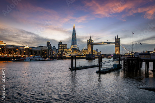 D  mmerung   ber der beleuchteten Skyline von London  Gro  britannien