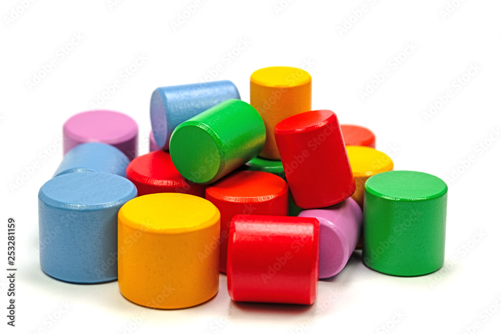 Bunte Bausteine, zylinderförmig, vor weißem Hintergrund Bunte Bausteine, zylinderförmig, vor weißem Hintergrund