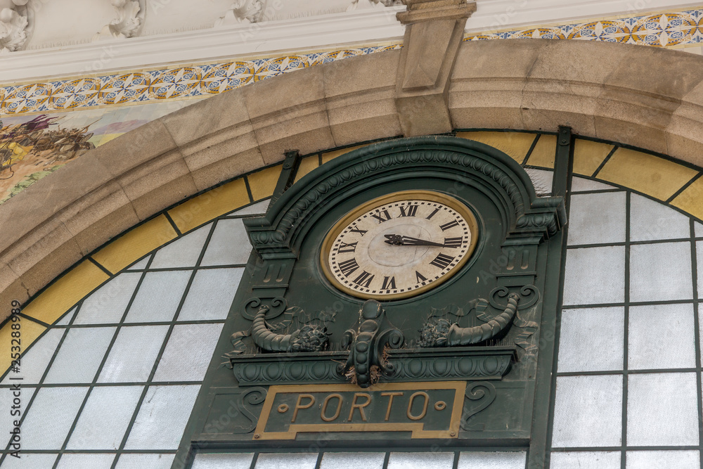 Obraz premium Clock of the historical Sao Bento train station in Porto, Portugal
