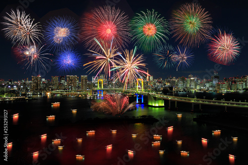 お台場の花火　東京　レインボーブリッジ 