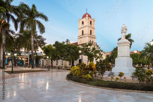 Fényképezés Kuba, Guantanamo;  Der Park   Jose Marti  , am Abend.