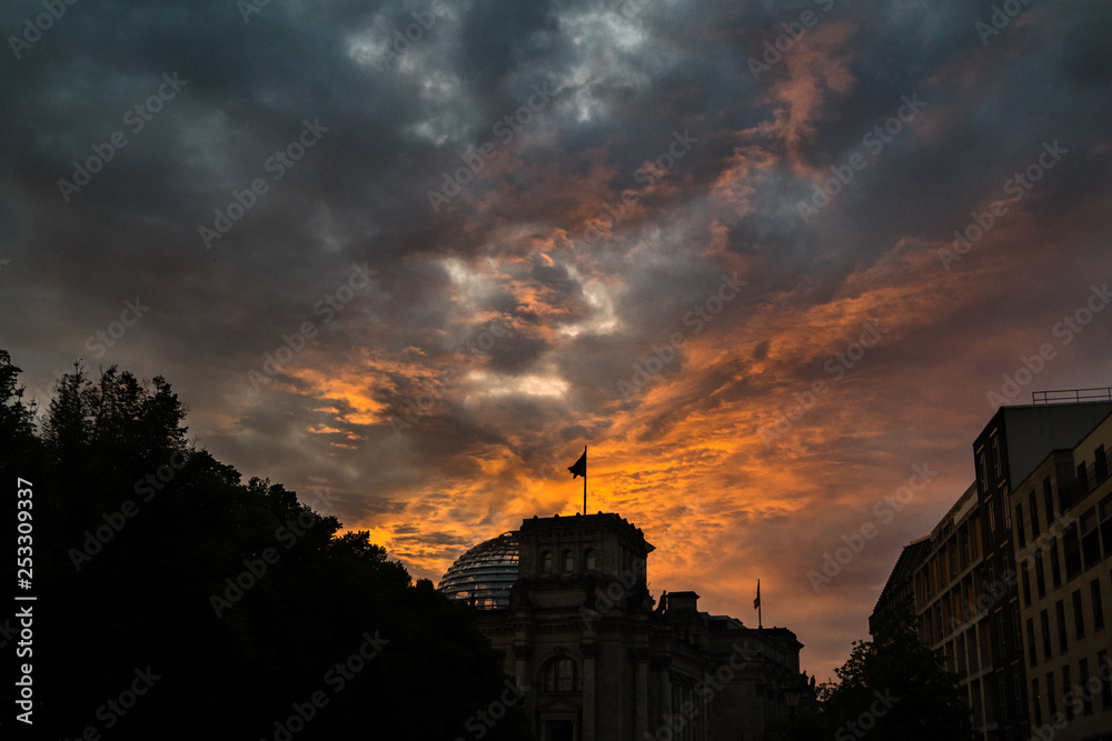 Le ciel nuageux de Berlin au couché du soleil, avec le Palais du Reichstag et des immeubles