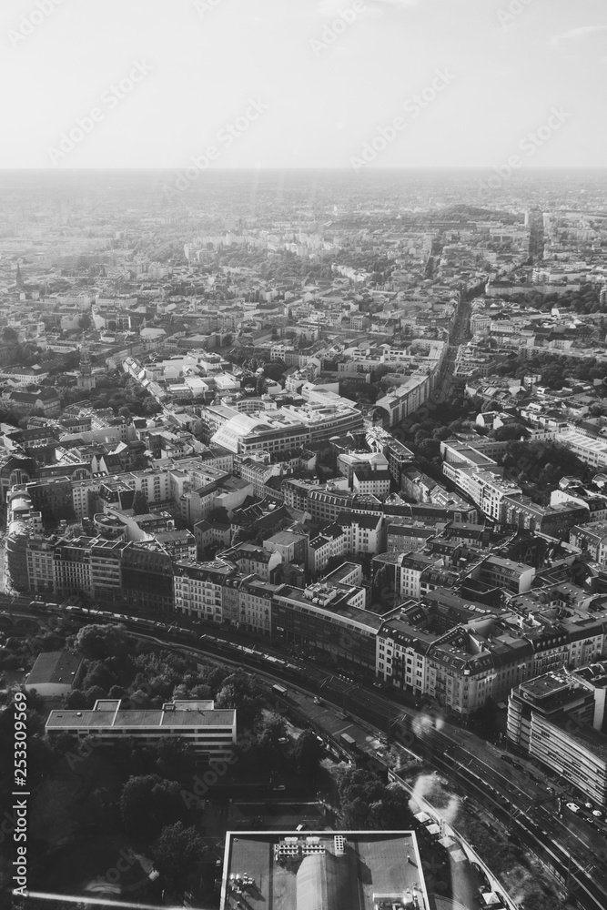 Panorama de Berlin, vue de la tour Fernsehturm, en noir et blanc. Avec les avenues, les routes et les trains.