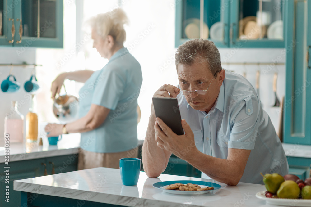 Man reading breaking news