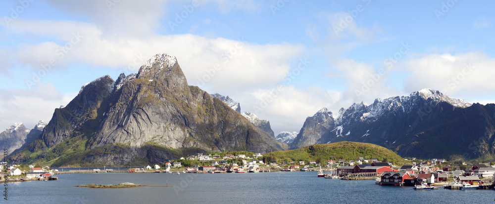 Naklejka premium Panorama des Fischerorts Reine auf den Lofoten