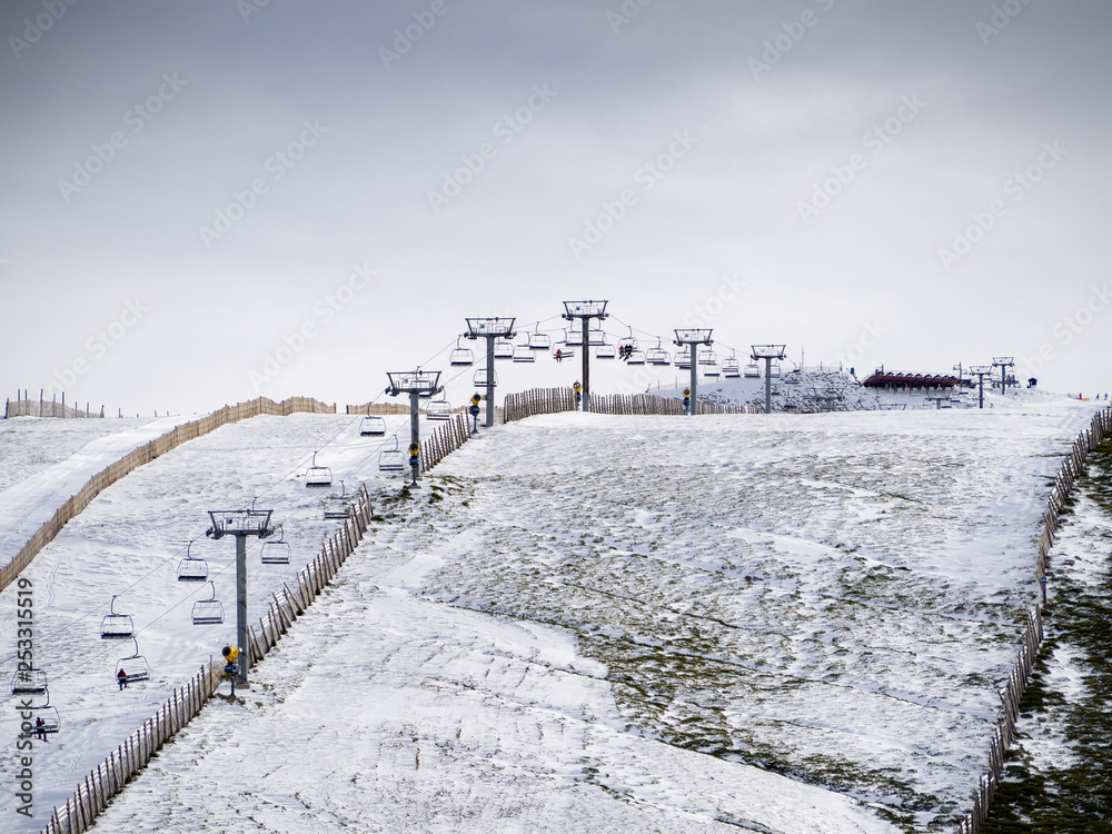 Obraz premium Chair lift on the La Covatilla ski slope (Bejar, Salamanca)