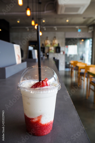 Strawberry sweet tea with yogurt shake