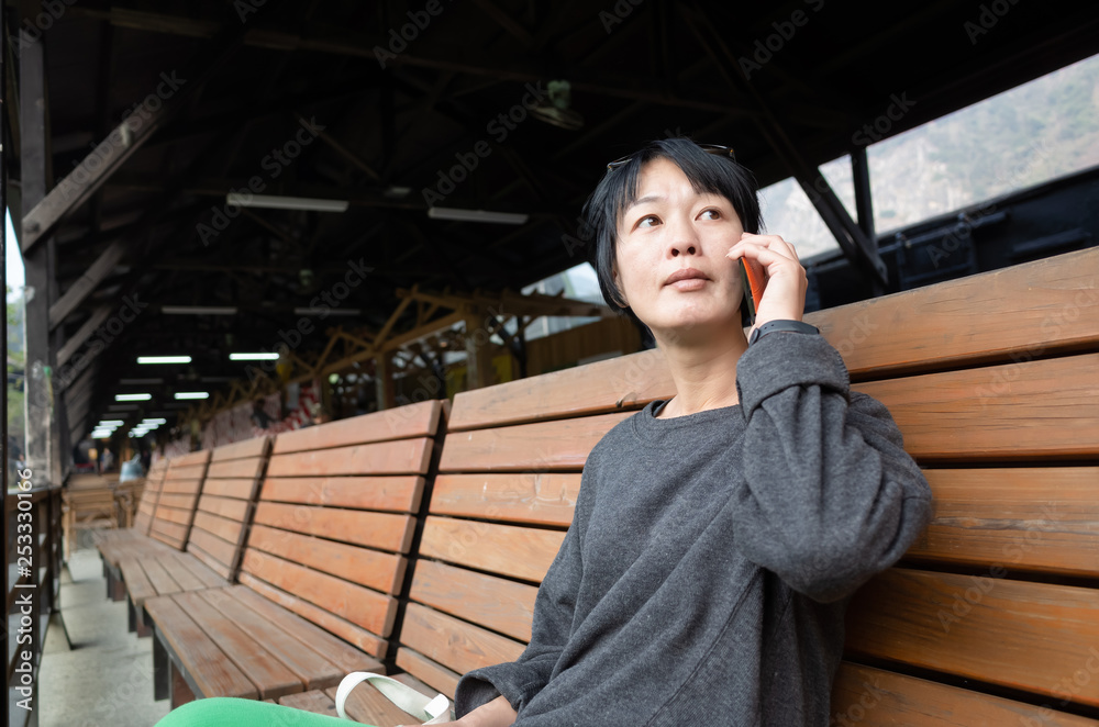 woman talk on phone