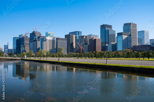 東京 皇居外苑と高層ビル群