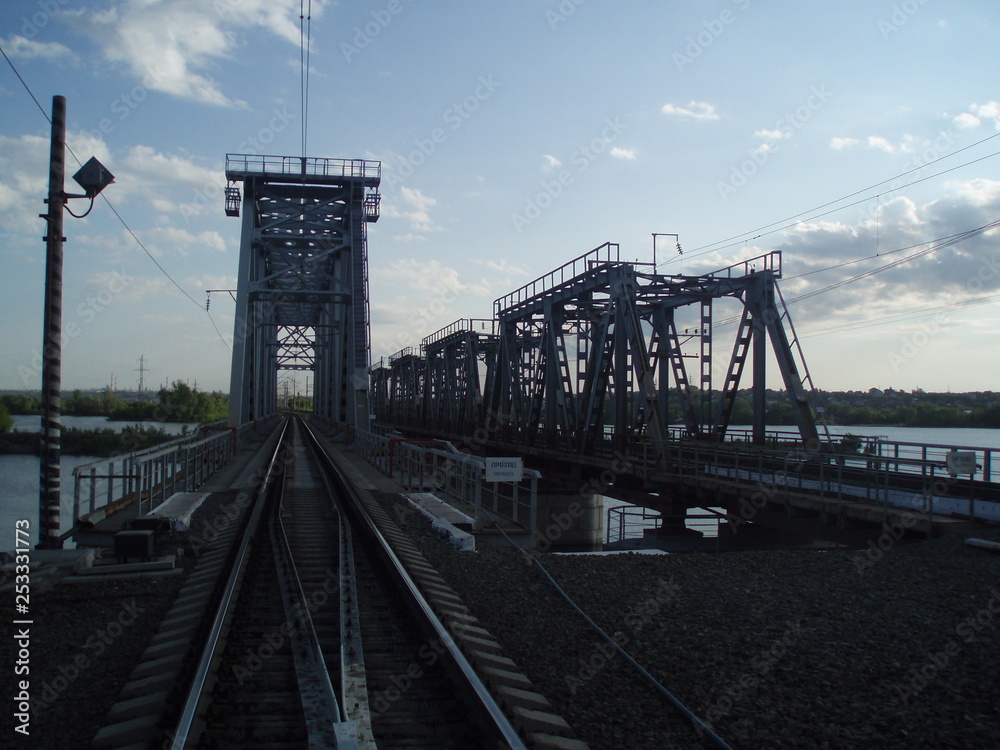 Obraz premium bridge at sunset railway