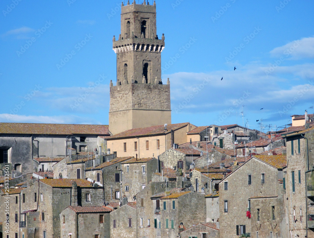Borgo medievale con torre campanaria