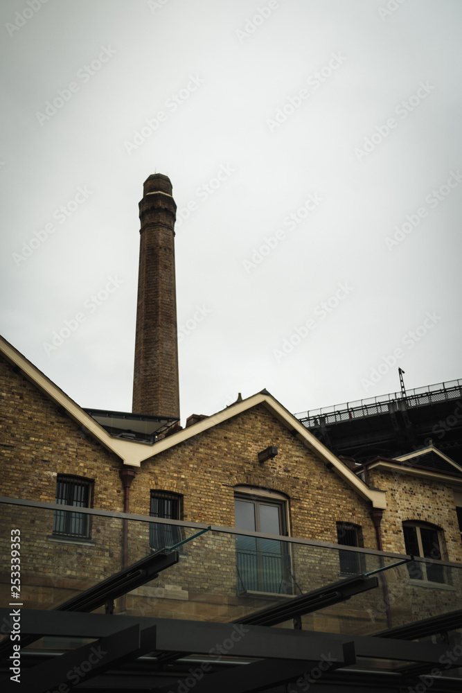 Fototapeta premium Alte Fabrik mit Schornstein Backsteinarchitektur
