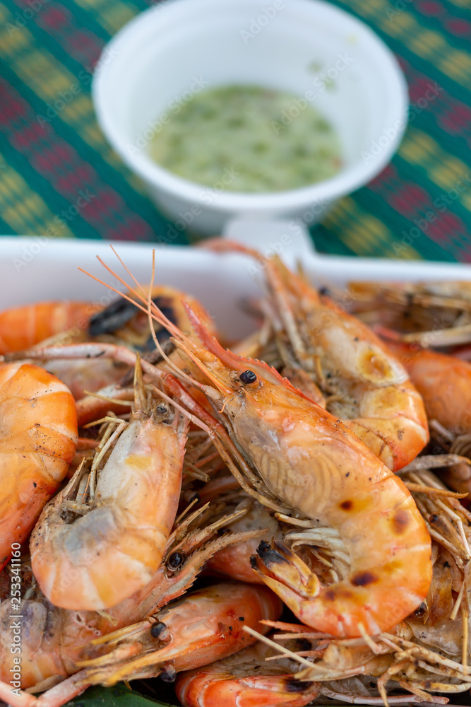 Grilled shrimp in a foam box With seafood sauce