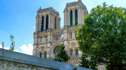 6005_The_sneek_view_of_the_Notre_Dame_Cathedral.jpg
