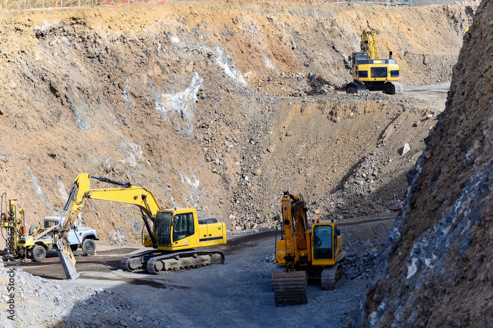 Baumaschinen bei Erdbaumaßnahmen Baumaschinen bei Erdbaumaßnahmen