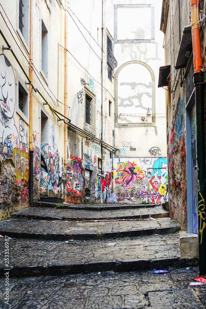 Fototapeta premium NAPLES WŁOCHY, Styczeń, - 15, 2018: Uliczny widok stary miasteczko w Naples mieście, Włochy