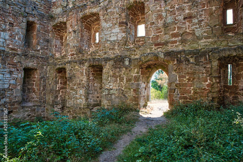 Fenter und T  ren einer alten Ruine
