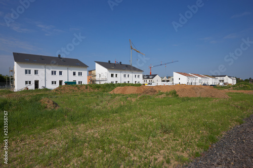 Wallpaper Mural Neubaugebiet auf der grünen Wiese Torontodigital.ca