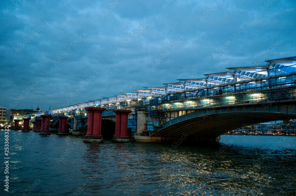 Obraz premium Blackfriars train bridge with new solar panels at dusk, London, UK