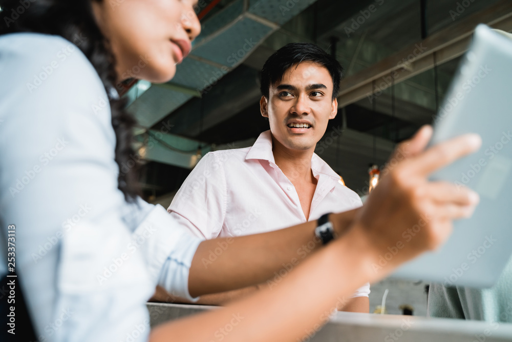 female customers point to the order of the menu they choose in the restaurant