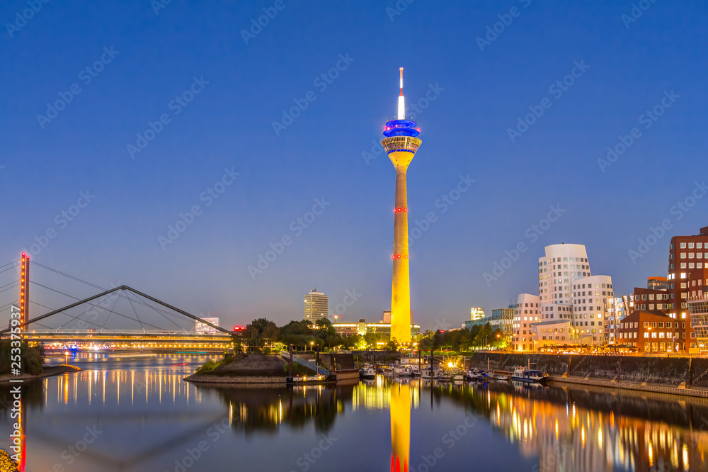 Rheinturm und Medienhafen in Düsseldorf und Rheinkniebrücke im Hintergrund zur blauen Stunde