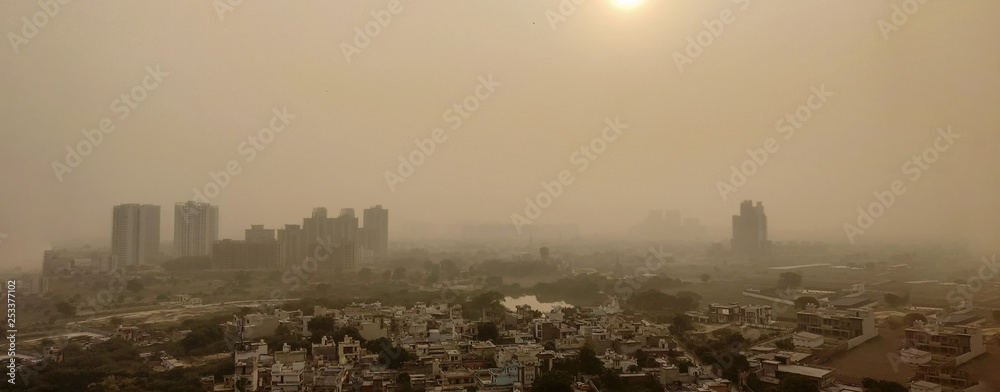 Plakat Poważne zanieczyszczenie powietrza w Delhi, jak widać z wysokiego budynku dzień po Diwali